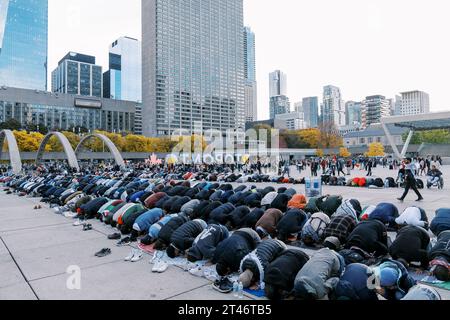 Toronto, Kanada - 28. Oktober 2023: Muslimisches Gebet aus Palästina auf dem Stadtplatz von Toronto. Sie beten für ein Ende des Krieges mit Israel Stockfoto