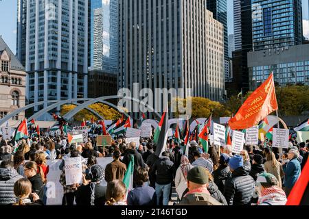 Toronto, Kanada - 28. Oktober 2023: Ein Aufschwung der Unterstützung von Palästinensern in Toronto verurteilt den israelischen Angriff auf Gaza Stockfoto