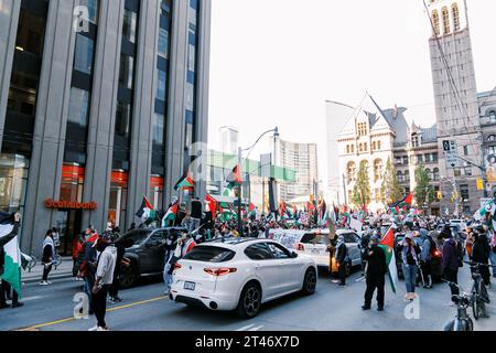 Toronto, Kanada - 28. Oktober 2023: Israel-Hamas-Krieg: Tausende nehmen an propalästinensischen Protesten Teil, die einen Waffenstillstand fordern Stockfoto