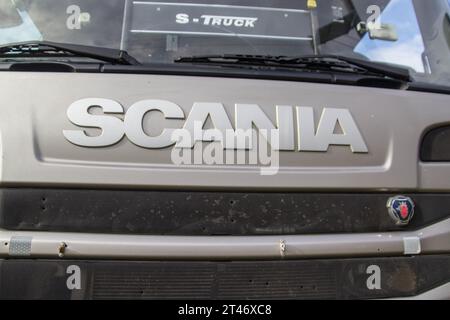 Scania-Schild und Logo auf der Motorhaube. Stockfoto