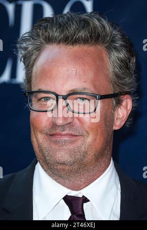 (DATEI) Matthew Perry ist tot mit 54. Matthew Perry ist gestorben. Er war 54. Der Schauspieler, der vor allem dafür bekannt war, Chandler Bing in „Friends“ zu spielen, wurde am Samstag, den 28. Oktober 2023, tot in einem Haus in Los Angeles aufgefunden. WEST HOLLYWOOD, LOS ANGELES, KALIFORNIEN, USA - 10. AUGUST: Der US-amerikanische Schauspieler, Comedian und Produzent Matthew Perry (Matthew Langford Perry) kommt am 10. August 2015 zur CBS, CW and Showtime 2015 Summer TCA Party im Pacific Design Center in West Hollywood, Los Angeles, Kalifornien, USA. (Foto: Xavier Collin/Image Press Agency) Stockfoto