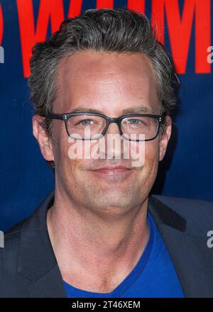 (DATEI) Matthew Perry ist tot mit 54. Matthew Perry ist gestorben. Er war 54. Der Schauspieler, der vor allem dafür bekannt war, Chandler Bing in „Friends“ zu spielen, wurde am Samstag, den 28. Oktober 2023, tot in einem Haus in Los Angeles aufgefunden. WEST HOLLYWOOD, LOS ANGELES, KALIFORNIEN, USA - 17. JULI: Der US-amerikanische Schauspieler, Comedian und Produzent Matthew Perry (Matthew Langford Perry) kommt bei der CBS, CW and Showtime 2014 Summer TCA Party im Pacific Design Center am 14. Juli 2014 in West Hollywood, Los Angeles, Kalifornien, USA. (Foto: Xavier Collin/Image Press Agency) Stockfoto