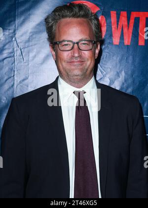 (DATEI) Matthew Perry ist tot mit 54. Matthew Perry ist gestorben. Er war 54. Der Schauspieler, der vor allem dafür bekannt war, Chandler Bing in „Friends“ zu spielen, wurde am Samstag, den 28. Oktober 2023, tot in einem Haus in Los Angeles aufgefunden. WEST HOLLYWOOD, LOS ANGELES, KALIFORNIEN, USA - 10. AUGUST: Der US-amerikanische Schauspieler, Comedian und Produzent Matthew Perry (Matthew Langford Perry) kommt am 10. August 2015 zur CBS, CW and Showtime 2015 Summer TCA Party im Pacific Design Center in West Hollywood, Los Angeles, Kalifornien, USA. (Foto: David Acosta/Image Press Agency) Stockfoto