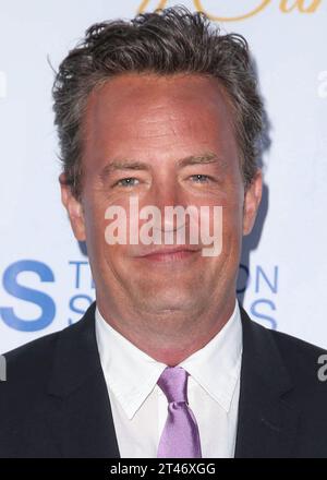 (DATEI) Matthew Perry ist tot mit 54. Matthew Perry ist gestorben. Er war 54. Der Schauspieler, der vor allem dafür bekannt war, Chandler Bing in „Friends“ zu spielen, wurde am Samstag, den 28. Oktober 2023, tot in einem Haus in Los Angeles aufgefunden. WEST HOLLYWOOD, LOS ANGELES, KALIFORNIEN, USA – 18. MAI: Der US-amerikanische Schauspieler, Comedian und Produzent Matthew Perry (Matthew Langford Perry) kommt am 18. Mai 2015 zur CBS Television Studios 3. Jährlichen Sommersoiree Party im London Hotel in West Hollywood, Los Angeles, Kalifornien, USA. (Foto von Image Press Agency) Stockfoto