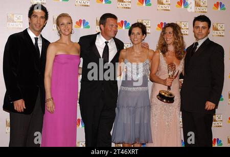 Dateifoto – Los Angeles-CA, USA. Februar 2002. Von der Besetzung der Freunde (Outstanding Comedy Series) L bis R: David Schwimmer, LisaKudrow, Matthew Perry, Courteney Cox Arquette, Jennifer Aniston und Matt Leblanc nehmen an den 54. Jährlichen Emmy Awards Teil. - Der US-Schauspieler Matthew Perry, bekannt für seine Rolle als Chandler Bing in der Hit-TV-Sitcom Friends der 90er Jahre, ist im Alter von 54 Jahren gestorben. Der Schauspieler wurde tot in seinem Haus in Los Angeles aufgefunden, berichteten Polizeibeamte den US-Medien. Foto: Lionel Hahn/ABACAPRES.COM Credit: Abaca Press/Alamy Live News Stockfoto