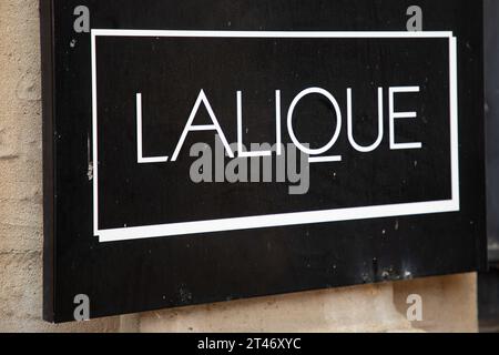 Bordeaux , Frankreich - 10 26 2023 : lalique Logo Marke und Textzeichen des französischen Herstellers von feinen Kristallgläsern in Frankreich Stockfoto