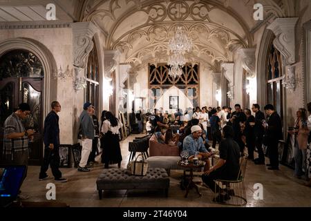 Thailand. Oktober 2023. Gäste nehmen am 28. Oktober 2023 in LA CHAPELLE Bangkok an der geheimen Fotoausstellung „in the Private Room of Tada Varich“ Teil, einer geheimen Fotoausstellung von Tada „George“ Varich, einem exklusiven Fotografen der VOGUE Thailand, der für seine Arbeit in Mode und mit Prominenten bekannt ist. Quelle: Matt Hunt/Neato/Alamy Live News Stockfoto