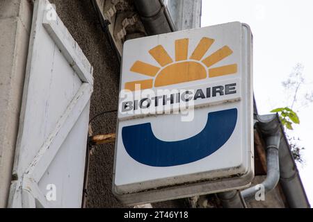 Bordeaux , Frankreich - 10 26 2023 : Biothicaire-Schild Text und Logo Shop vor dem Biologieladen Stockfoto