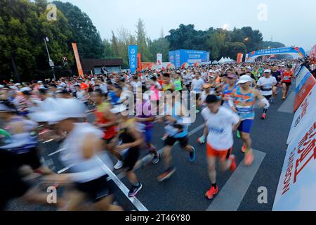Chengdu, Chinas Provinz Sichuan. Oktober 2023. Die Läufer treten am 29. Oktober 2023 beim Chengdu Marathon 2023 in Chengdu in der südwestchinesischen Provinz Sichuan an an. Quelle: Shen Bohan/Xinhua/Alamy Live News Stockfoto