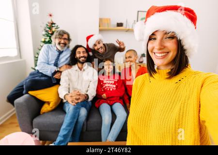 Glückliche Familie mit mehreren Generationen, die ein Selfie feiert, um zu Hause weihnachten zu feiern Stockfoto