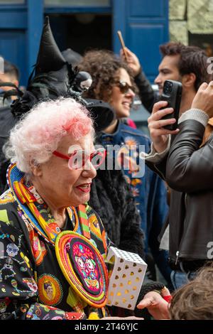 London, UK, 28. Oktober 2023, London's Day of the Dead fand an der Colombia Road statt. Eine Veranstaltung, bei der sich 100 Menschen am 28. Oktober 2023 in Kostümen verkleideten. Der Name stammt vom mexikanischen Festtag der Toten, London, Andrew Lalchan Photography/Alamy Live News Stockfoto