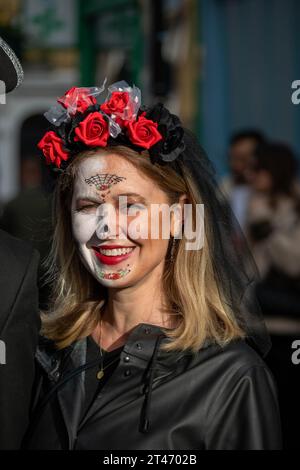 London, UK, 28. Oktober 2023, London's Day of the Dead fand an der Colombia Road statt. Eine Veranstaltung, bei der sich 100 Menschen am 28. Oktober 2023 in Kostümen verkleideten. Der Name stammt vom mexikanischen Festtag der Toten, London, Andrew Lalchan Photography/Alamy Live News Stockfoto