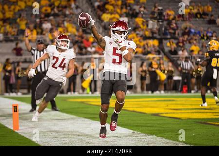 Der Wide Receiver Lincoln Victor (5) von Washington State Cougars feiert, nachdem er im zweiten Quartal eines NCAA College Football-Spiels einen Touchdown erzielt hat Stockfoto