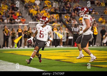 Der Wide Receiver Lincoln Victor (5) von Washington State Cougars läuft im zweiten Quartal eines NCAA College Football Spiels gegen die Ariz um einen Touchdown Stockfoto