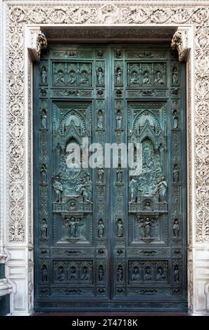 Der Haupteingang der Kathedrale in Florenz, Toskana, Italien. Die große bronzene Haupttür der Kathedrale wurde von Augusto Passaglia geschaffen und war Stockfoto