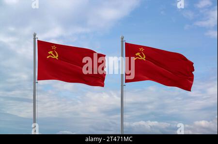 Zwei Fahnen der Sowjetunion oder der UdSSR, die zusammen im Wind auf blauem bewölktem Himmel winken, zwei Länderbeziehungen Stockfoto