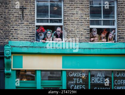 Die Teilnehmer beobachten die Feierlichkeiten zum Tag der Toten (el Día de los Muertos) auf dem Columbia Road Flower Market in London. Stockfoto