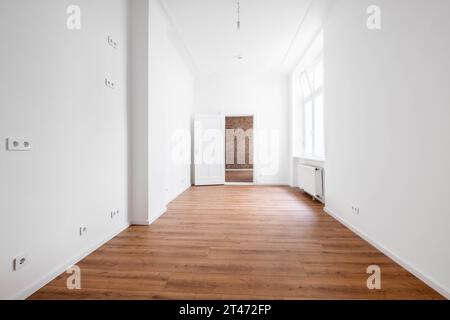 Leeres Apartmentzimmer mit Holzboden; unmöbliert Stockfoto