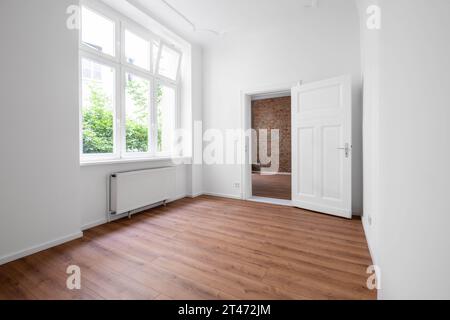 Leeres Appartement, unmöbliertes Zimmer nach Renovierung mit großem Fenster Stockfoto