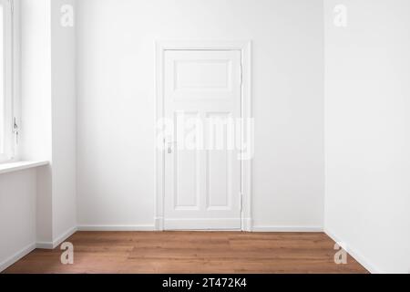 Zimmertür in leerer Wohnung oder Wohnung Stockfoto