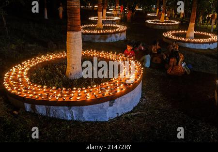 Mumbai, Indien. Oktober 2023. Bei Sharad Purnima (Vollmond) in Mumbai wird ein Junge gesehen, der eine Erdlampe anzündet. Sharad Purnima oder der Vollmond markiert das Ende der Monsunsaison und wird von den Hindus in ganz Südasien in den Monaten September bis Oktober auf vielfältige Weise gefeiert. Gläubige beobachten in der Vollmondnacht schnell. Lakshmi, Göttin des Reichtums, wird an diesem Tag verehrt, da es ihr Geburtstag sein soll, und zu ihr zu beten bringt Glück und Reichtum. Quelle: SOPA Images Limited/Alamy Live News Stockfoto