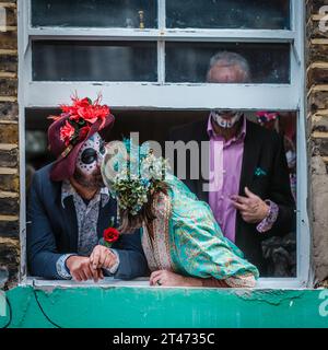 Ein paar Küsse im Fenster am Tag der Toten (el Día de los Muertos) auf dem Columbia Road Flower Market in London. Stockfoto