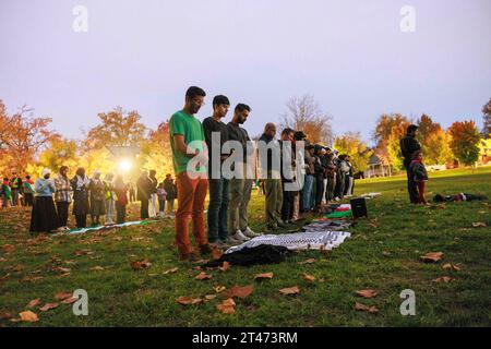 Bloomington, Usa. Oktober 2023. Die Demonstranten in Dunn Meadow an der Indiana University beten für das palästinensische Volk und gewähren ihnen Geduld und Gerechtigkeit während eines Protestes gegen die israelische Bodenoperation in Gaza. Die Kundgebung trug den Titel: „Steht mit Gaza. Kundgebung und Trauer um das unschuldige Leben der Palästinenser“. Quelle: SOPA Images Limited/Alamy Live News Stockfoto