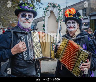 Morris-Tänzer mit Akkordeon beim Tag der Toten (el Día de los Muertos) in London. Stockfoto