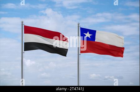 Chile- und Jemen-Flaggen schwenken zusammen auf blauem bewölktem Himmel, zwei Länder-Beziehungskonzept Stockfoto