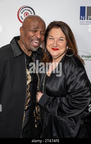 Los Angeles, USA. Oktober 2023. Schauspieler William Stanford Davis mit Frau/Managerin Laura Pallas nimmt an der 2. Jährlichen All Ghouls Gala-Fundraiser für Autism Care Today im Woodland Hills Country Club, Los Angeles, CA, 28. Oktober 2023 Teil Stockfoto