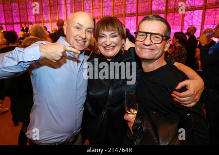 Tobias Bonn, Andreja Schneider und Christoph Marti bei der Premiere des Musicals Chicago in der Komischen Oper im Schillertheater. Berlin, 28.10.2023 *** Tobias Bonn, Andreja Schneider und Christoph Marti bei der Uraufführung des Musicals Chicago an der Komischen Oper im Schillertheater Berlin, 28 10 2023 Foto:XB.xDummerx/xFuturexImagex chicago 3155 Credit: Imago/Alamy Live News Stockfoto