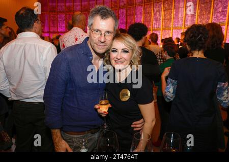 Tilmar Kuhn und Katharine Mehrling bei der Premiere des Musicals Chicago in der Komischen Oper im Schillertheater. Berlin, 28.10.2023 *** Tilmar Kuhn und Katharine Mehrling bei der Uraufführung des Musicals Chicago an der Komischen Oper im Schillertheater Berlin, 28 10 2023 Foto:XB.xDummerx/xFuturexImagex chicago 3157 Credit: Imago/Alamy Live News Stockfoto