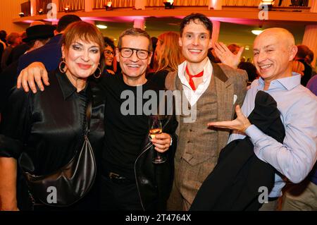 Andreja Schneider, Christoph Marti, Jörn Felix Alt und Tobias Bonn bei der Premiere des Musicals Chicago in der Komischen Oper im Schillertheater. Berlin, 28.10.2023 *** Andreja Schneider, Christoph Marti, Jörn Felix Alt und Tobias Bonn bei der Premiere des Musicals Chicago an der Komischen Oper im Schillertheater Berlin, 28 10 2023 Foto:XB.xDummerx/xFuturexImagex chicago 3163 Credit: Imago/Alamy Live News Stockfoto