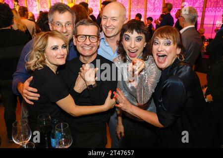 Katharine Mehrling, Tilmar Kuhn, Christoph Marti, Tobias Bonn, Ruth Brauner-Kvam und Andreja Schneider bei der Premiere des Musicals Chicago in der Komischen Oper im Schillertheater. Berlin, 28.10.2023 *** Katharine Mehrling, Tilmar Kuhn, Christoph Marti, Tobias Bonn, Ruth Brauner Kvam und Andreja Schneider bei der Uraufführung des Musicals Chicago an der Komischen Oper im Schillertheater Berlin, 28 10 2023 Foto:XB.xDummerx/xFuturexImagex chicago 3158 Credit: Imago/Alamy Live News Stockfoto