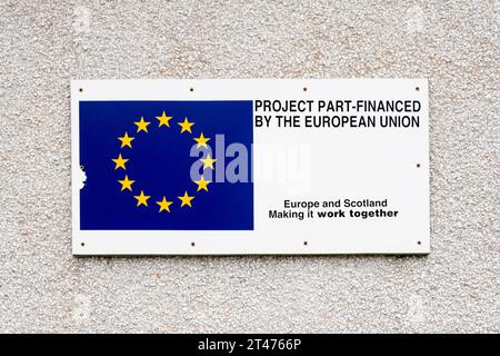 Projekt zum Lesen von Dankesschildern, das von der EU, Europa und Schottland kofinanziert wird und so gemeinsam am Fetlar Pier in Shetland arbeitet. Stockfoto