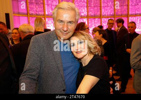 Klaus Wowereit und Katharine Mehrling bei der Premiere des Musicals Chicago in der Komischen Oper im Schillertheater. Berlin, 28.10.2023 *** Klaus Wowereit und Katharine Mehrling bei der Uraufführung des Musicals Chicago an der Komischen Oper im Schillertheater Berlin, 28 10 2023 Foto:XB.xDummerx/xFuturexImagex chicago 3169 Credit: Imago/Alamy Live News Stockfoto