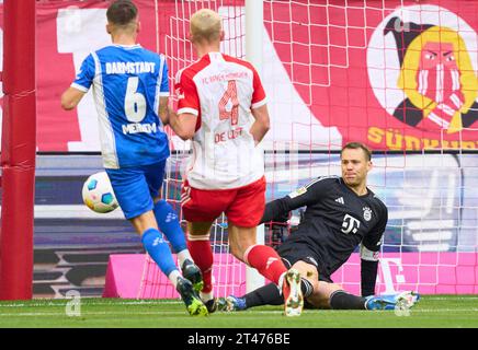 Manuel NEUER, Torhüter FCB 1 verteidigt im Spiel FC BAYERN MÜNCHEN - SV DARMSTADT 98 am 8. Oktober 2023 in München. Saison 2023/2024, 1.Bundesliga, FCB, München, Spieltag 9, 9.Spieltag © Peter Schatz / Alamy Live News - DFL-VORSCHRIFTEN VERBIETEN DIE VERWENDUNG VON FOTOGRAFIEN als BILDSEQUENZEN und/oder QUASI-VIDEO - Stockfoto