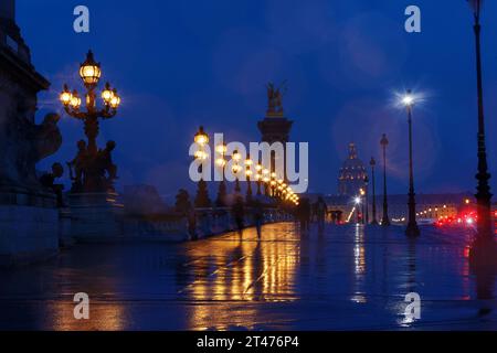Wunderschöne Alexandre III Brücke über die seine bei regnerischer Nacht, Paris. Frankreich Stockfoto