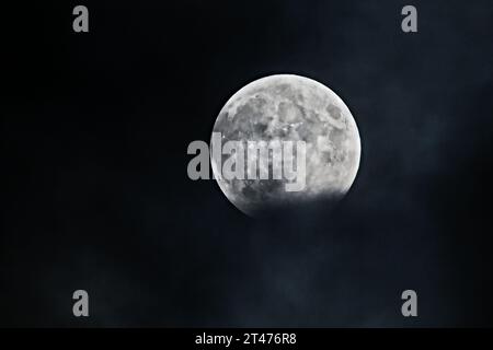 Ivancice, Tschechische Republik. Oktober 2023. Eine partielle Mondfinsternis ist am 28. Oktober 2023 in Ivancice, Brünn-Country District, Tschechien, zu sehen. Quelle: Patrik Uhlir/CTK Photo/Alamy Live News Stockfoto