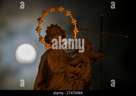 Ivancice, Tschechische Republik. Oktober 2023. Eine partielle Mondfinsternis ist am 28. Oktober 2023 in Ivancice, Brünn-Country District, Tschechien, zu sehen. Quelle: Patrik Uhlir/CTK Photo/Alamy Live News Stockfoto