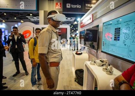 Neu-Delhi, Indien. Oktober 2023. Während der 7. Ausgabe des India Mobile Congress (IMC) 2023 im Pragati Maidan in Neu-Delhi wird ein indischer paramilitärischer Offizier aktiv mit Virtual-Reality-Technologie vertraut gemacht. Die Ausstellung wird gemeinsam vom Department of Telecommunications (DOT) und der Cellular Operators Association of India (COAI) organisiert. Quelle: SOPA Images Limited/Alamy Live News Stockfoto