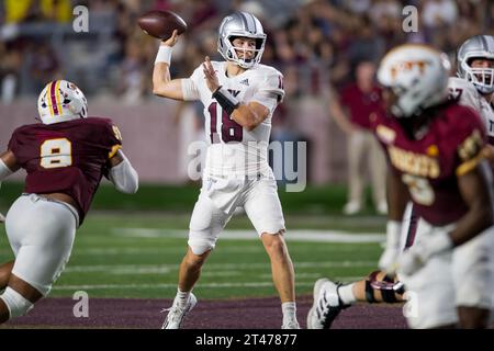 San Marcos, TX, USA. Oktober 2023. Troy Trojans Quarterback Gunnar Watson (18) wirft den Ball während eines Spiels zwischen den Troy Trojans und den Texas State Bobcats in San Marcos, Texas. Trask Smith/CSM/Alamy Live News Stockfoto