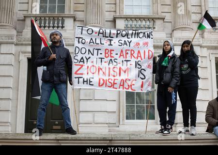 Schätzungsweise 100.000 Menschen nehmen an der Invasion des Freien Palästinas und der gegen den Nahen Osten gerichteten Invasion des Gazastreifens in Westminster, London, Großbritannien, Teil Stockfoto