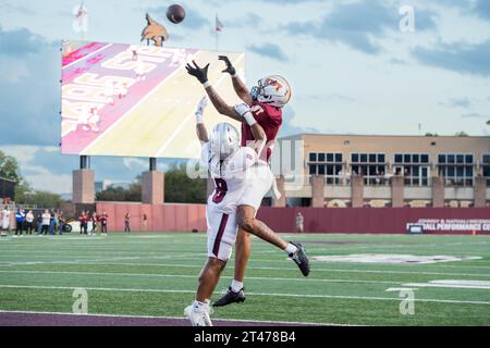 28. Oktober 2023: Der Texas State Bobcats Wide Receiver Sean Shaw Jr. (5) versucht einen Fang zu machen, während er von Troy Trojans Sicherheit Irshaad Davis (8) verteidigt wird, während eines Spiels zwischen den Troy Trojans und den Texas State Bobcats in San Marcos, Texas, Texas, Texas, USA. Trask Smith/CSM Stockfoto