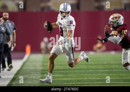 San Marcos, TX, USA. Oktober 2023. Troy Trojans Quarterback Gunnar Watson (18) trägt den Ball während eines Spiels zwischen den Troy Trojans und den Texas State Bobcats in San Marcos, Texas. Trask Smith/CSM/Alamy Live News Stockfoto