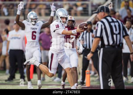 San Marcos, TX, USA. Oktober 2023. Troy Trojans Quarterback Gunnar Watson (18) läuft für einen Touchdown während eines Spiels zwischen den Troy Trojans und den Texas State Bobcats in San Marcos, Texas. Trask Smith/CSM/Alamy Live News Stockfoto