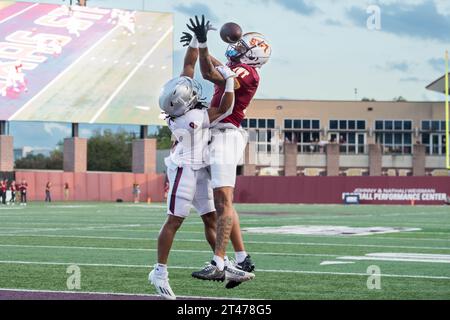 28. Oktober 2023: Der Texas State Bobcats Wide Receiver Sean Shaw Jr. (5) versucht einen Fang zu machen, während er von Troy Trojans Sicherheit Irshaad Davis (8) verteidigt wird, während eines Spiels zwischen den Troy Trojans und den Texas State Bobcats in San Marcos, Texas, Texas, Texas, USA. Trask Smith/CSM (Bild: © Trask Smith/Cal Sport Media) Stockfoto