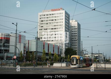 Moderne Gebäude und Straßenbahnen in Łódź, Polen Stockfoto
