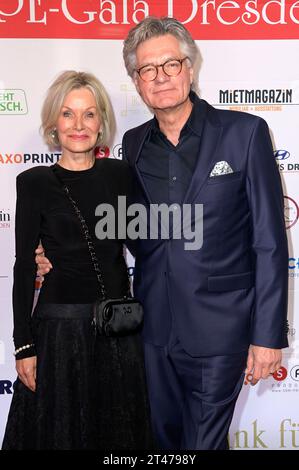 Peter Escher mit Ehefrau Ulrike bei der 15. Hope Gala 2023 im Schauspielhaus. Dresden, 28.10.2023 *** Peter Escher mit Frau Ulrike bei der 15 Hope Gala 2023 im Schauspielhaus Dresden, 28 10 2023 Foto:XF.xKernx/xFuturexImagex Hope 3006 Credit: Imago/Alamy Live News Stockfoto