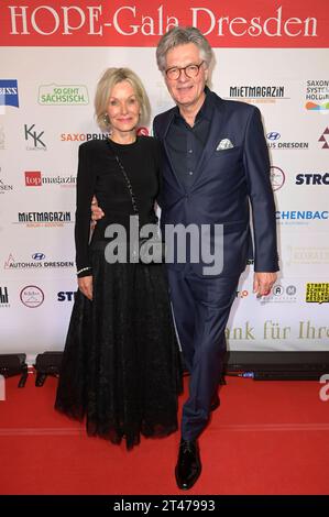 Peter Escher mit Ehefrau Ulrike bei der 15. Hope Gala 2023 im Schauspielhaus. Dresden, 28.10.2023 *** Peter Escher mit Frau Ulrike bei der 15 Hope Gala 2023 im Schauspielhaus Dresden, 28 10 2023 Foto:XF.xKernx/xFuturexImagex Hope 3005 Credit: Imago/Alamy Live News Stockfoto